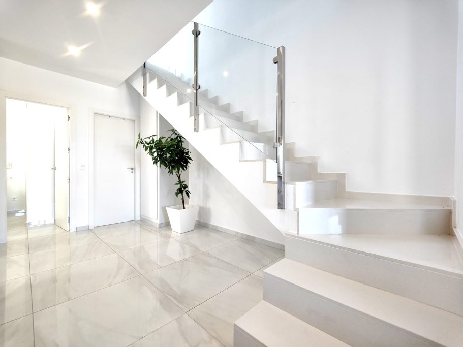 Escalier moderne avec garde corps en verre dans villa à Don Benito Altos de Polop