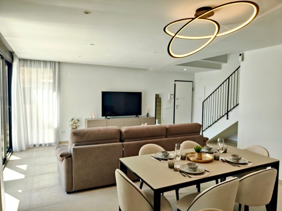 Pièce de vie avec espace repas, lustre design et salon – villa Polop Bay View