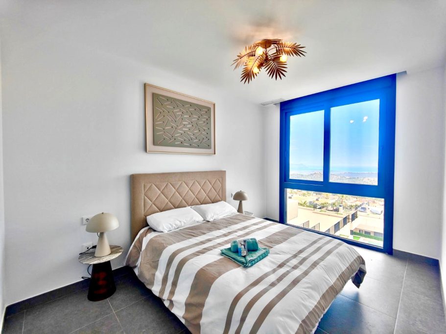 L'une des 3 chambres Chambre élégante avec baie vitrée du sol au plafond et vue mer – villa Polop Hills Costa Blanca