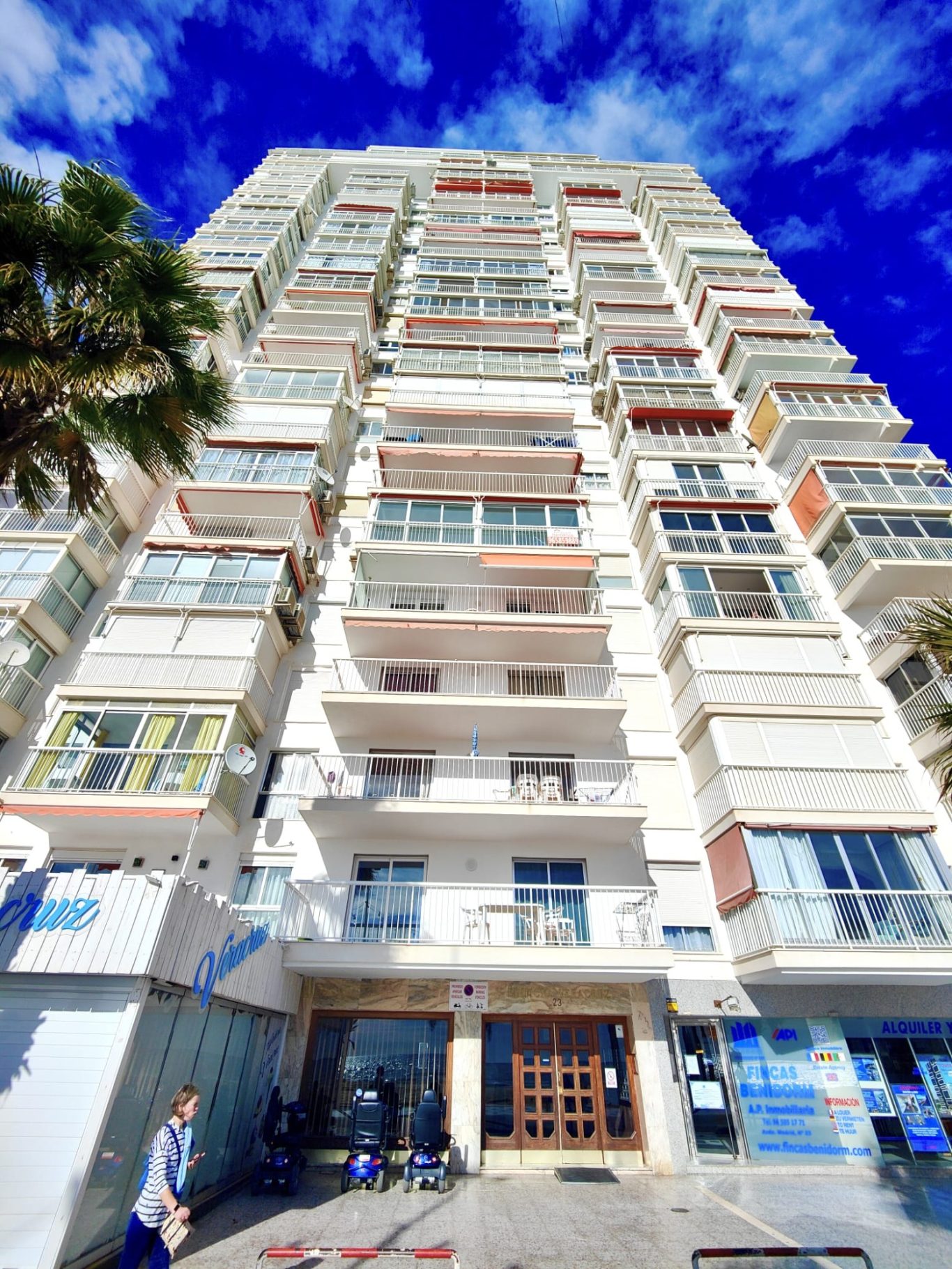 Résidence Veracruz Benidorm avec 21 étages et commerces au pied – première ligne Playa Levante