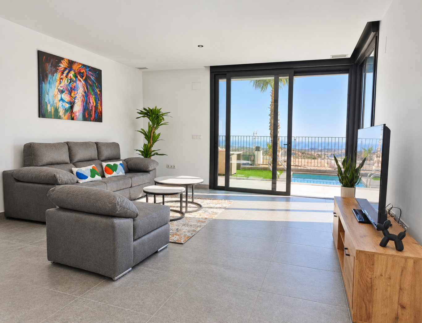 Pièce de vie moderne ouverte sur terrasse Salon lumineux ouvert sur terrasse – villa de luxe à Polop Hills