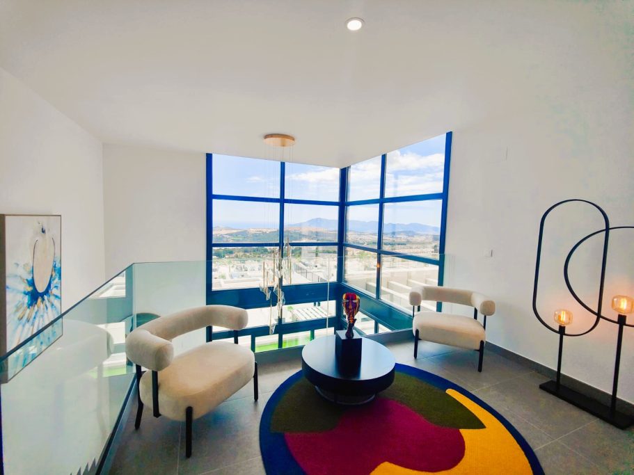 Hall d’entrée design avec immenses baies vitrées et vue panoramique – villa Polop Hills.