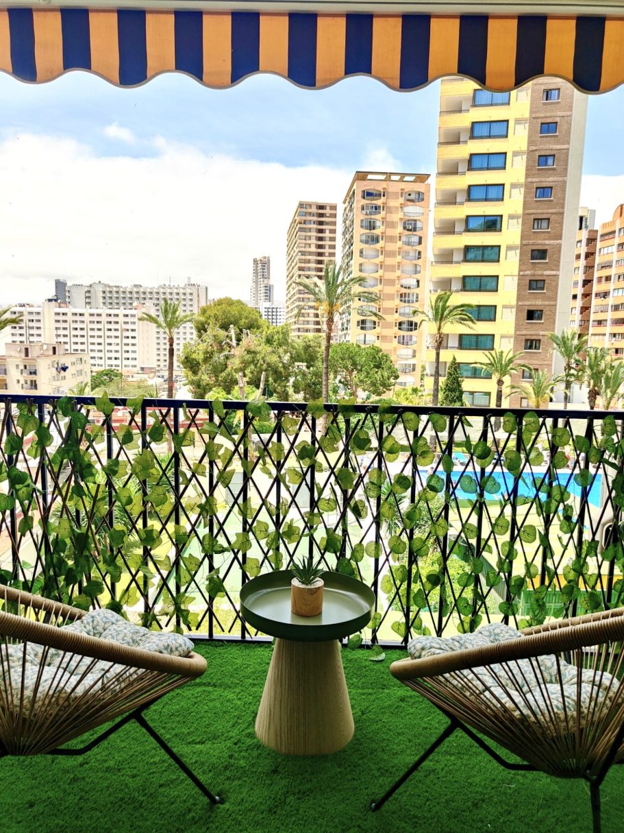 Balcon du studio avec vue dégagée sur Benidorm Balcon du studio avec fauteuils moderne et vue sur les immeubles de Benidorm et quelques palmiers