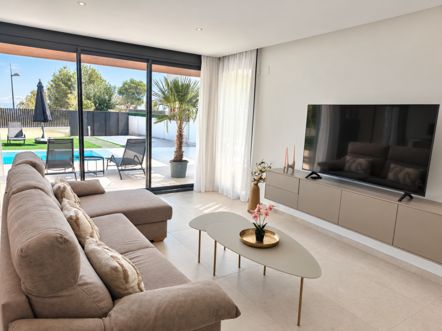 Salon contemporain Salon contemporain avec baies vitrées – villa Polop Bay View