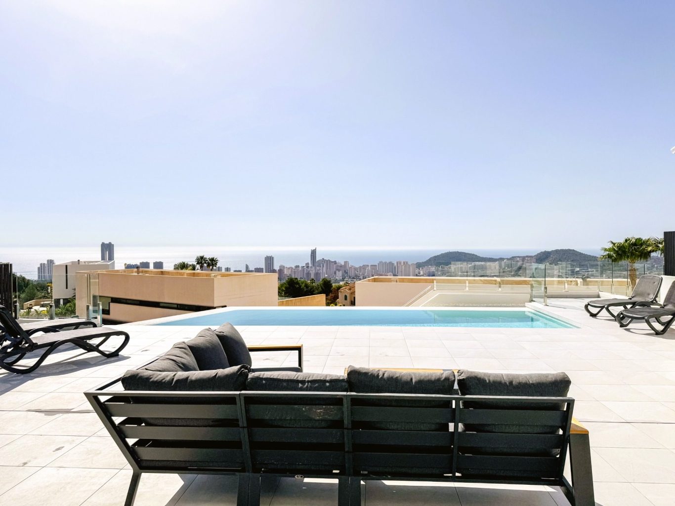Villa sur deux niveaux avec piscine chauffée éclairée de nuit – Polop Bay View Costa Blanca